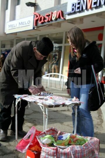 De sezon: Comercianții de mărțișoare au invadat străzile din Suceava