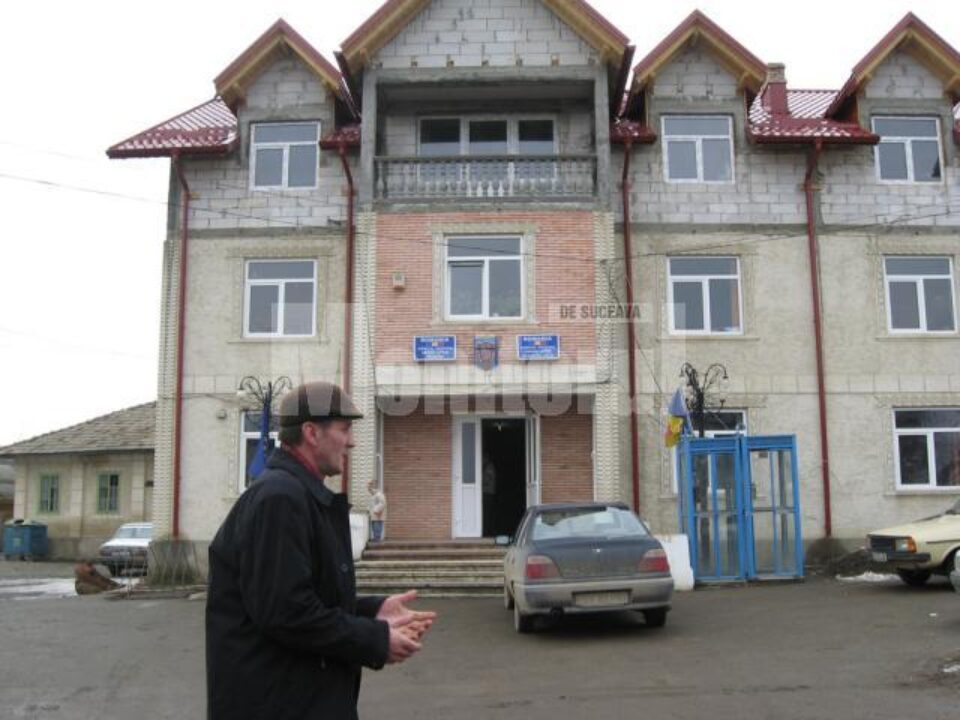 Mihai Axinte explicând cum a construit primăria