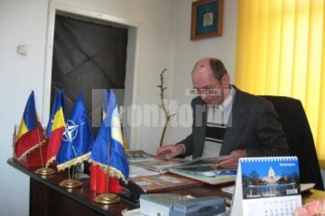 Primarul orașului Liteni, Mihai Axinte, la birou