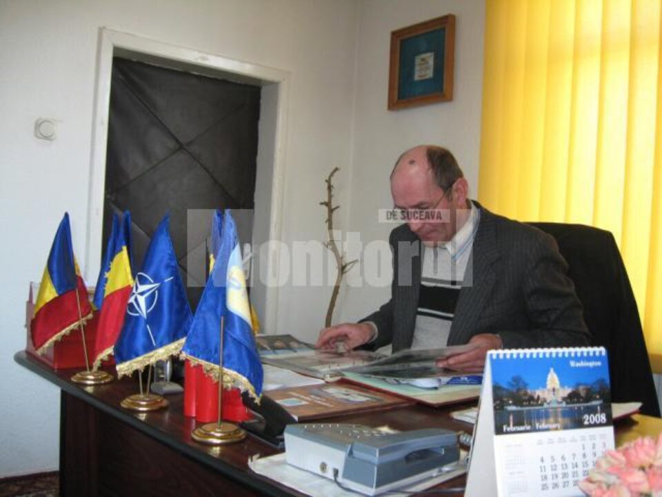 Primarul orașului Liteni, Mihai Axinte, la birou