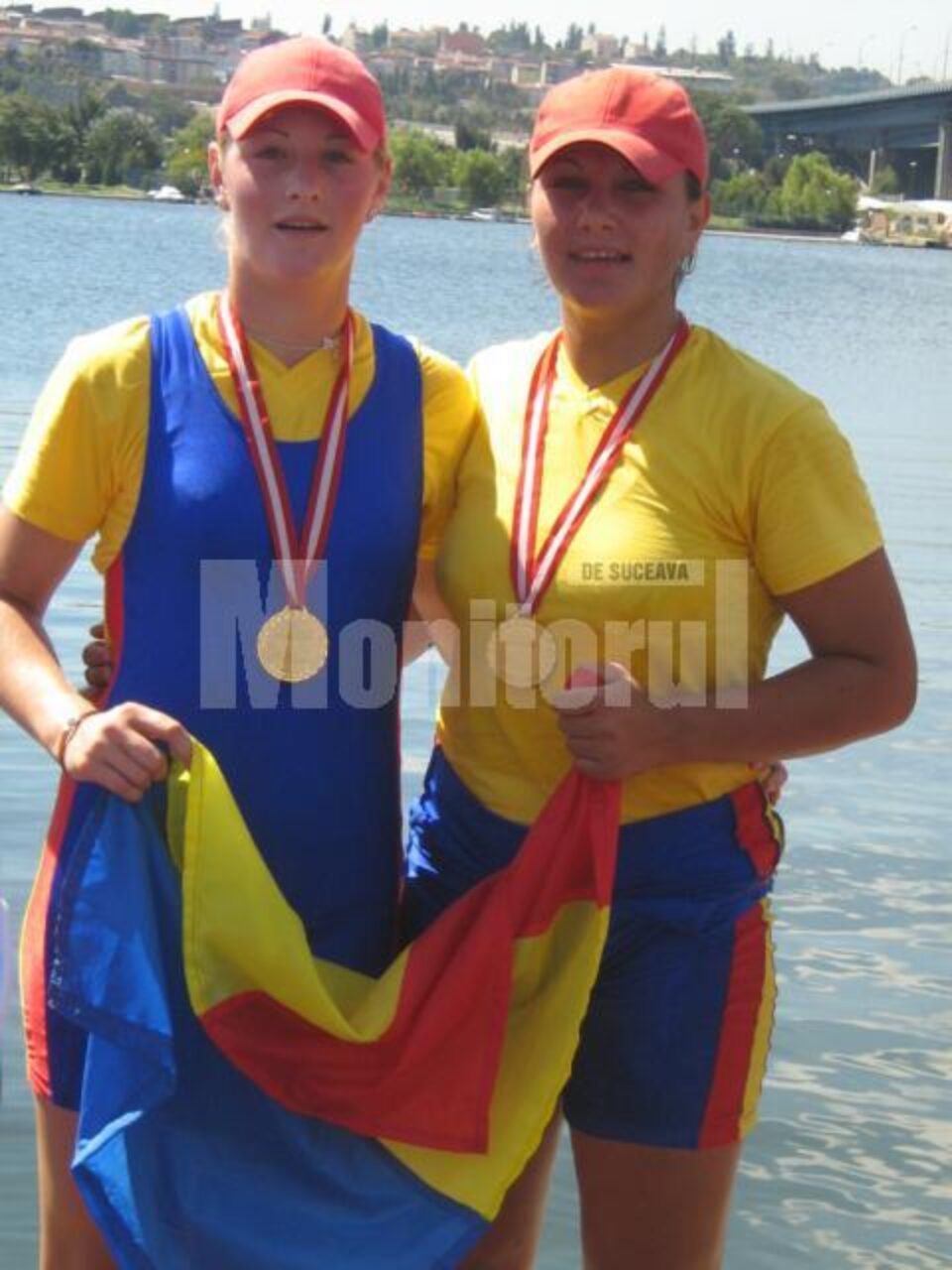 Monica Curcă împreuna cu colega de echipaj la Balcaniada din Turcia