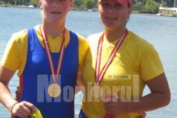 Monica Curcă împreuna cu colega de echipaj la Balcaniada din Turcia