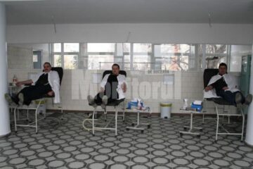 Jandarmi donând sânge