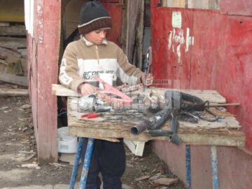 Adună fier pentru a-și cumpăra caiete