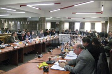 Consilierii locali discutând de privatizarea Termica