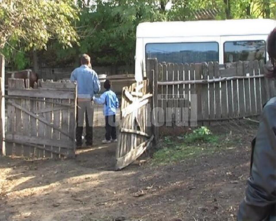 Inconștiență: Bătut și umilit de presupusul tată