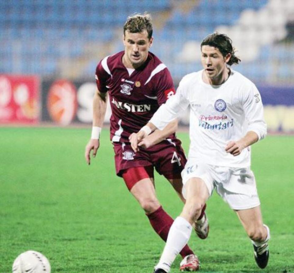 Mara (în alb) i-a eliminat pe rapidiști cu un gol superb