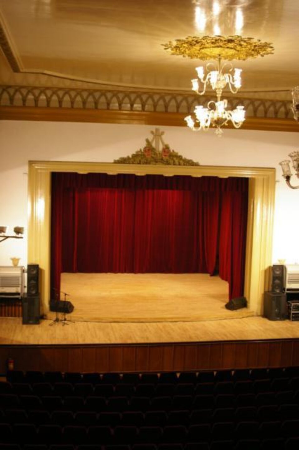 Sala de spectacole a Casei de Cultură Rădăuți a fost reabilitată Sala de spectacole a Casei de Cultură Rădăuți a fost reabilitată