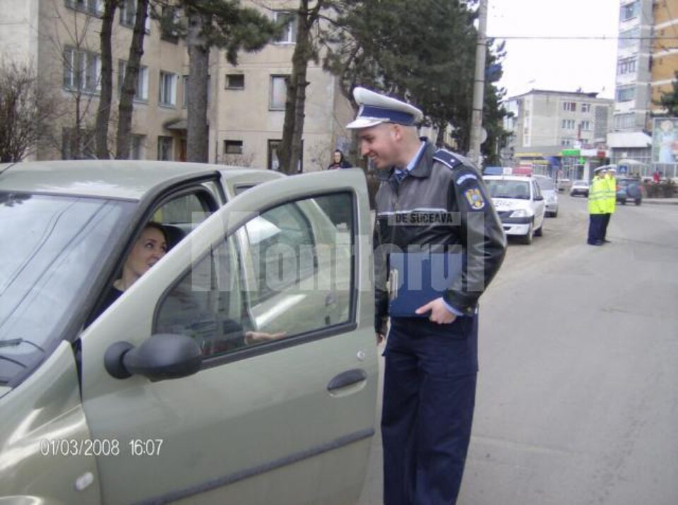 Doamnele de la volan, felicitate în scris de polițiști Doamnele de la volan, felicitate în scris de polițiști