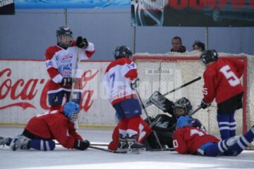 Tinerii hocheiști prezenți pe Patinoarul din Suceava au oferit dispute interesante