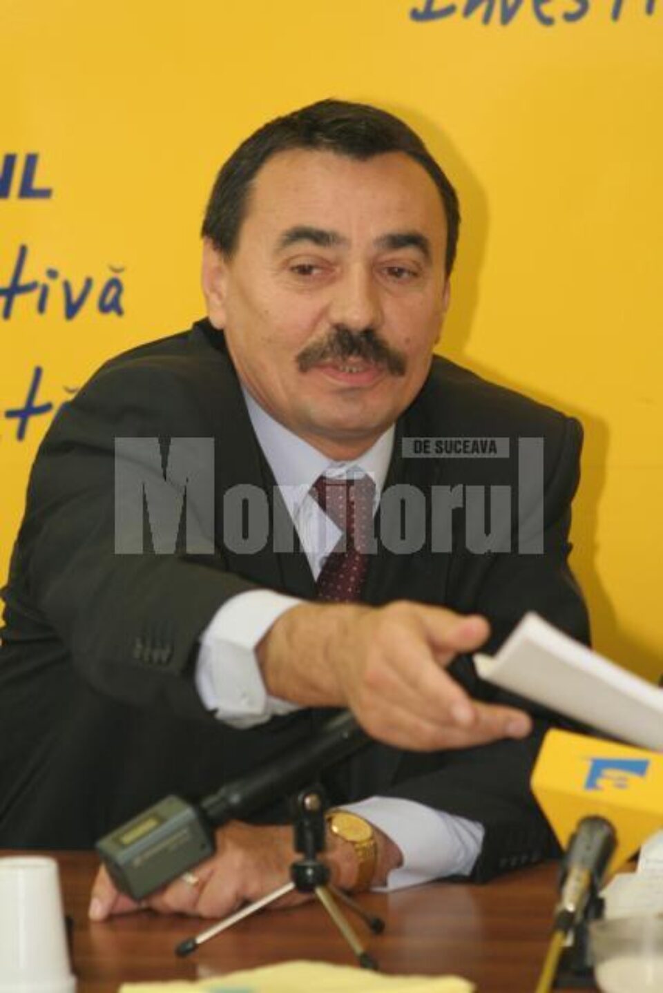 Mihai Sandu Capră: „Băsescu trebuia în 2004 să fie premierul României, și a făcut, pe nepusă masă, schimb de roluri cu domnul Stolojan” Mihai Sandu Capră: „Băsescu trebuia în 2004 să fie premierul României, și a făcut, pe nepusă masă, schimb de roluri cu domnul Stolojan”