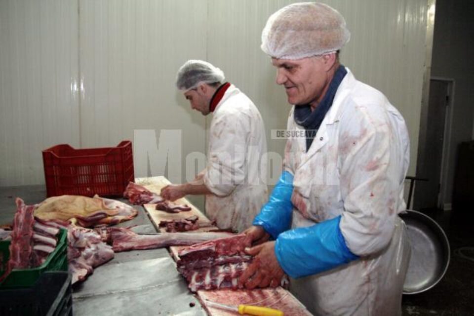 Doi din cei 40 de angajați ai abatorului