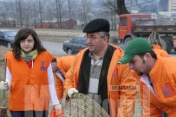 Ion Lungu, muncind alături de tinerii PD-L la Campania de curățenie de primăvară