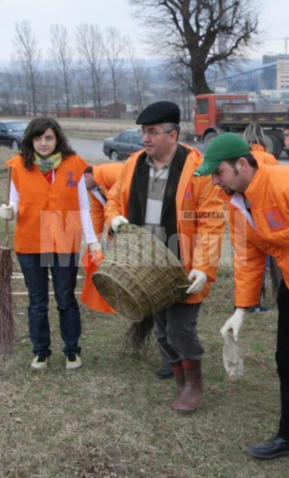 Ion Lungu, muncind alături de tinerii PD-L la Campania de curățenie de primăvară Ion Lungu, muncind alături de tinerii PD-L la Campania de curățenie de primăvară