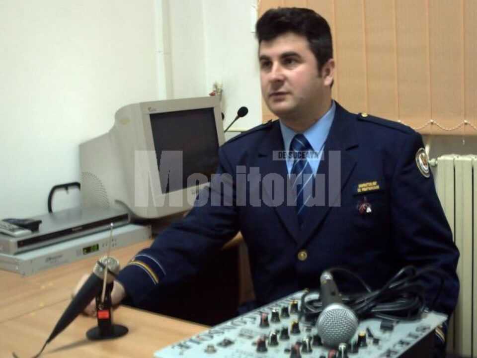 Directorul penitenciarulului face primele probe în mini-studioul tv