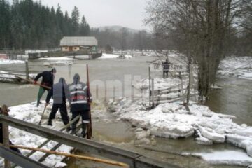 Dinamitarea unor zăpoare de gheață