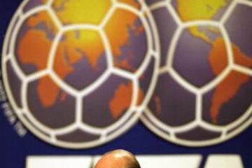 Blatter cere toleranță zero pentru cotonogarii din fotbal