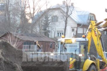Terenul pe care firma SC Construcții Strugar SRL vrea să ridice construcția este străbătut și de rețeaua de canalizare a orașului