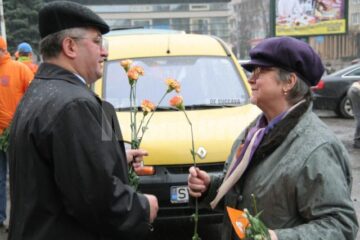 Ion Lungu a petrecut o bună parte din Ziua Femeii în oferind flori și felicitări doamnelor și domnișoarelor din Suceava