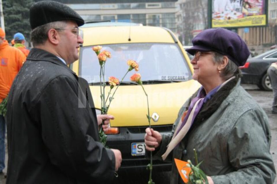 Ion Lungu a petrecut o bună parte din Ziua Femeii în oferind flori și felicitări doamnelor și domnișoarelor din Suceava Ion Lungu a petrecut o bună parte din Ziua Femeii în oferind flori și felicitări doamnelor și domnișoarelor din Suceava