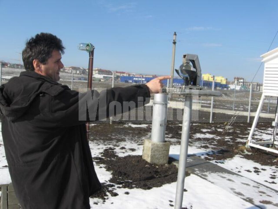 Heliograful care măsoară durata de strălucire a soarelui într-o zi Heliograful care măsoară durata de strălucire a soarelui într-o zi