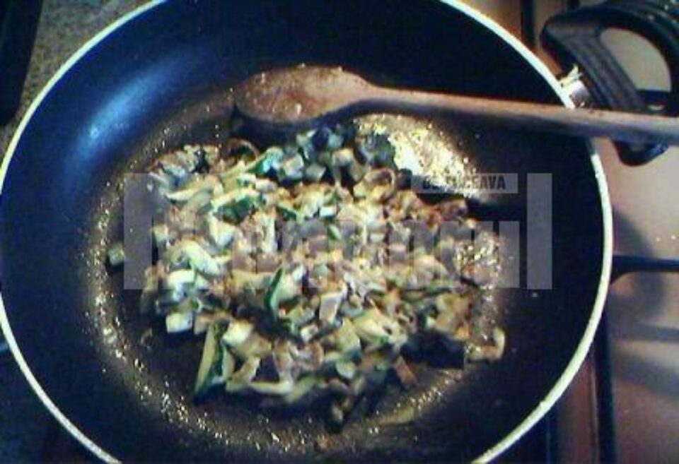 Se călesc toate puțin, se adaugă smântâna vegetală, oreganul și sarea