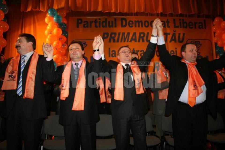 Omul de afaceri Mircea Rusu a fost lansat în mod oficial în cursa pentru câștigarea fotoliului de primar al municipiului Vatra Dornei din partea PD-L. Omul de afaceri Mircea Rusu a fost lansat în mod oficial în cursa pentru câștigarea fotoliului de primar al municipiului Vatra Dornei din partea PD-L.