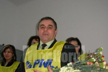 Constantin Galan a oferit flori și cadouri doamnelor și domnișoarelor din Rădăuți