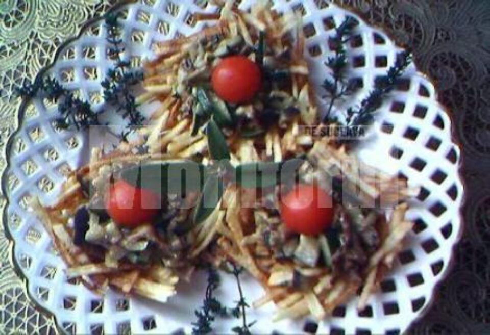 După ce le-am umplut, se pune o bucată de roșie și se decorează cu ierburi aromatice