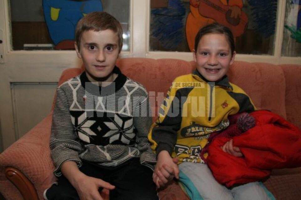 Andrei, împreună cu sora sa, Gabriela