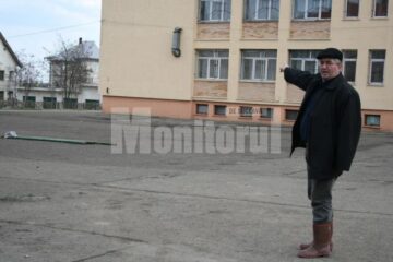 Ion Lungu arătând locul unde va fi construită o sală modernă de sport pentru cartierul Obcini