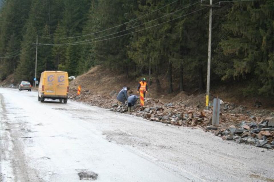 Neglijență: Oamenii din Iacobeni, fără apă de joi din cauza firmei Mochlos