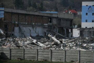 Două dintre cele patru hale ale Akrom Akal au fost deja demolate