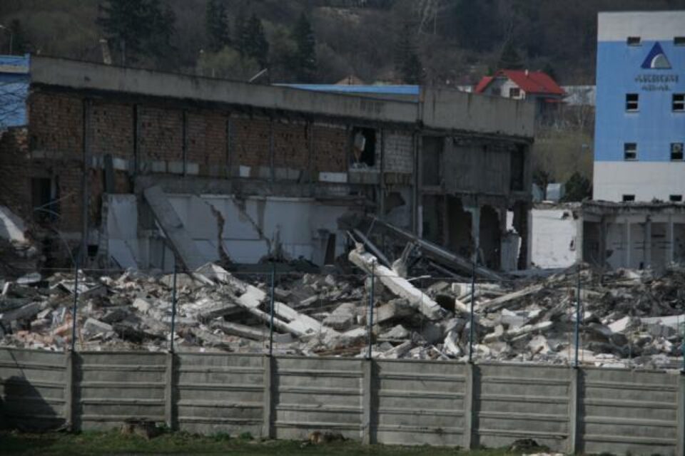 Două dintre cele patru hale ale Akrom Akal au fost deja demolate