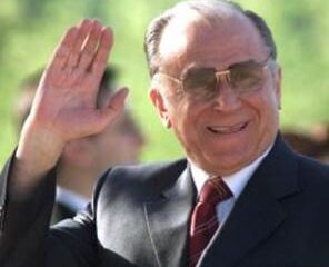 Ion Iliescu a fost operat la cot
