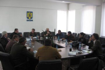 Întâlnirea crescătorilor de capre cu reprezentanții firmei care deschide, la Zvorâștea, o fabrică de procesare a laptelui de oaie și capră