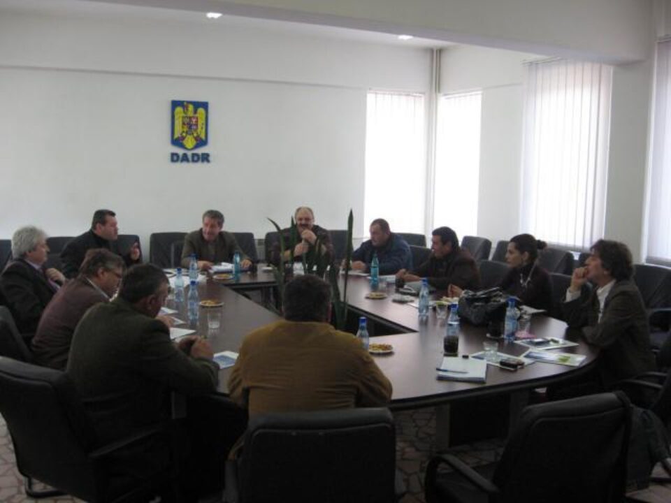 Întâlnirea crescătorilor de capre cu reprezentanții firmei care deschide, la Zvorâștea, o fabrică de procesare a laptelui de oaie și capră Întâlnirea crescătorilor de capre cu reprezentanții firmei care deschide, la Zvorâștea, o fabrică de procesare a laptelui de oaie și capră