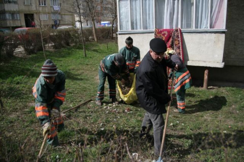 Ion Lungu greblând alături de angajați ai Rosal