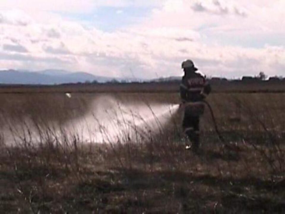 Fumatul interzis: Pompierii, puși la treabă de doi fumători neglijenți