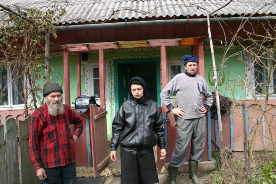 Anchetă procurori: Își acuză vecinul că i-a omorât mama, cu vișine otrăvite