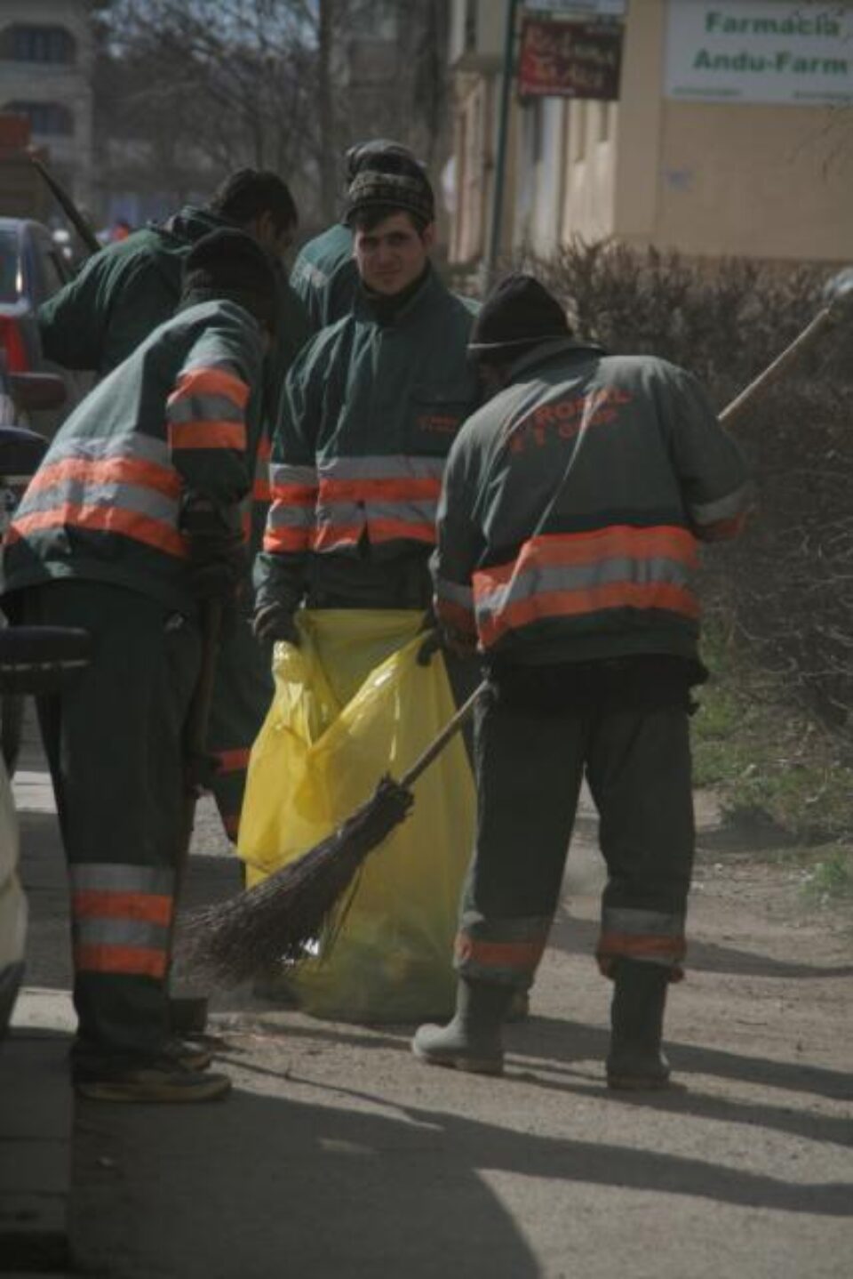 Exemplu: Primarul Sucevei a dat startul curățeniei de primăvară în cartiere