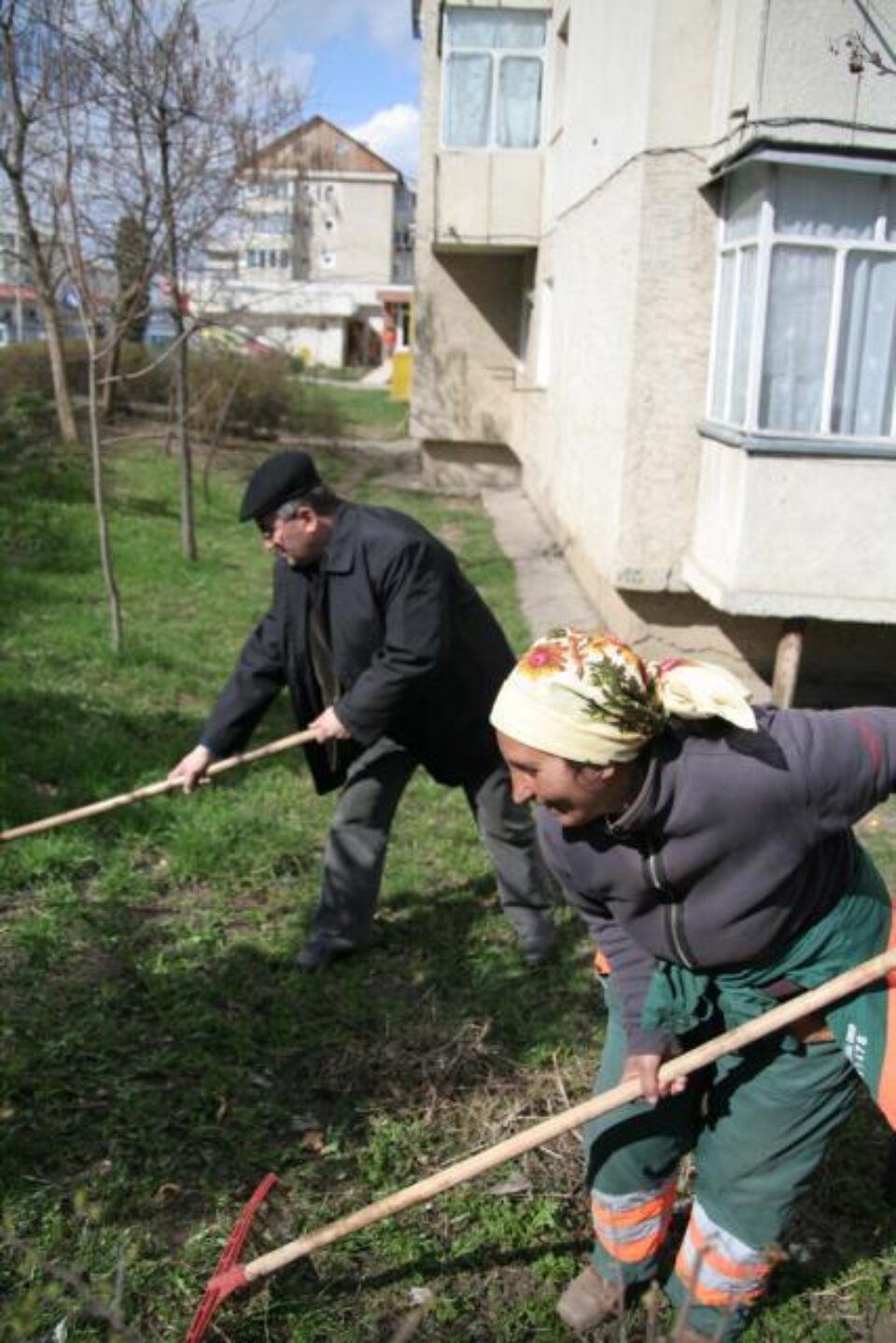Exemplu: Primarul Sucevei a dat startul curățeniei de primăvară în cartiere