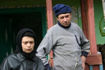 Iacob Macarov și sora sa susțin că, cu câteva zile înaintea morții mamei lor, unul dintre vecini i-a amenințat