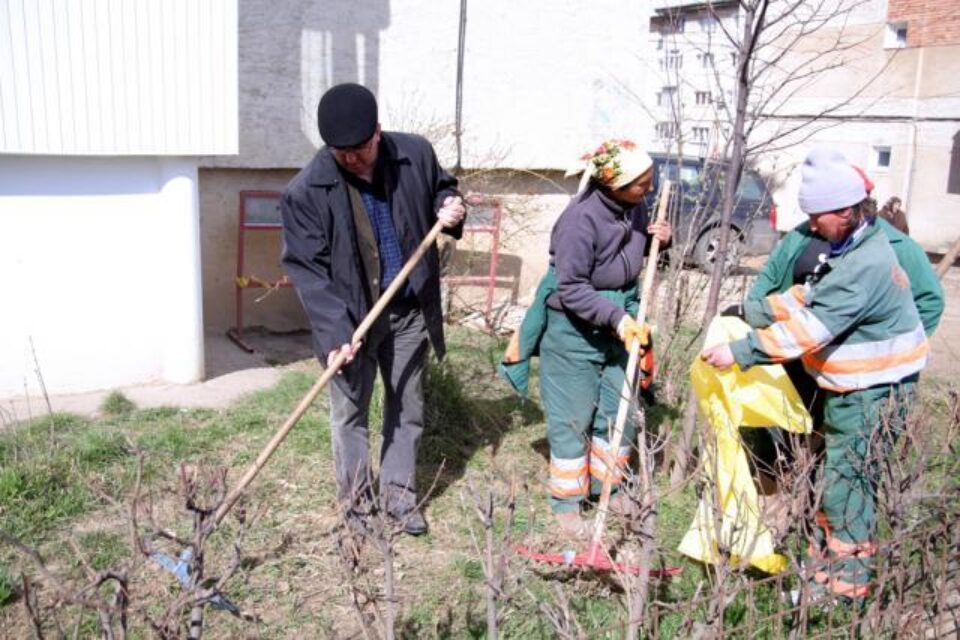 Exemplu: Primarul Sucevei a dat startul curățeniei de primăvară în cartiere