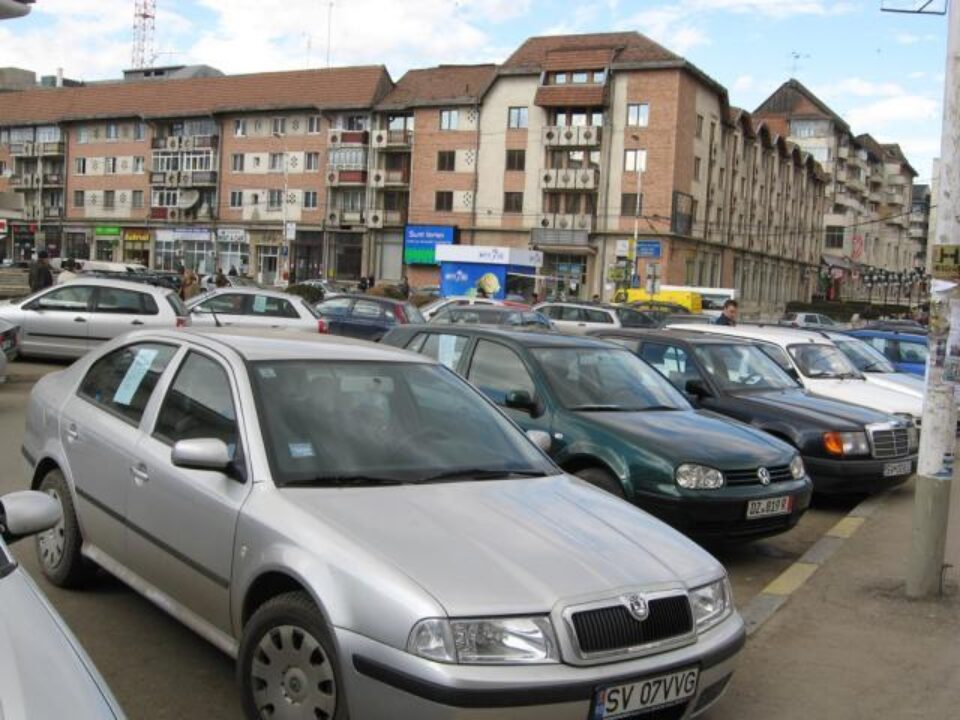 Zeci de spații de parcare sunt ocupate de mașini care au afișate pe ele anunțuri de vânzare Zeci de spații de parcare sunt ocupate de mașini care au afișate pe ele anunțuri de vânzare