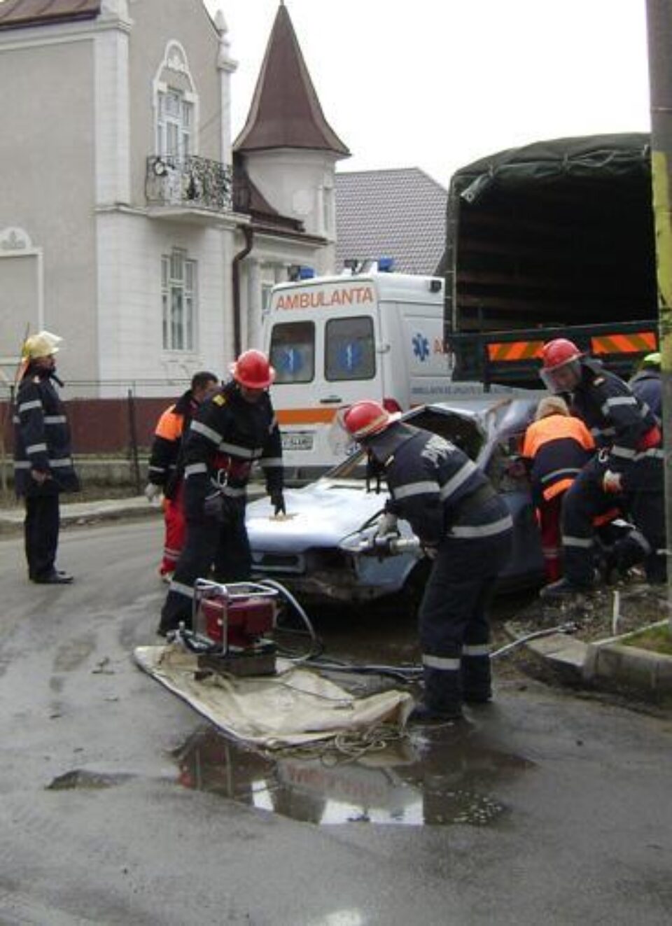 Aplicație pompieri: Incendiu devastator, regizat la un hotel din Rădăuți