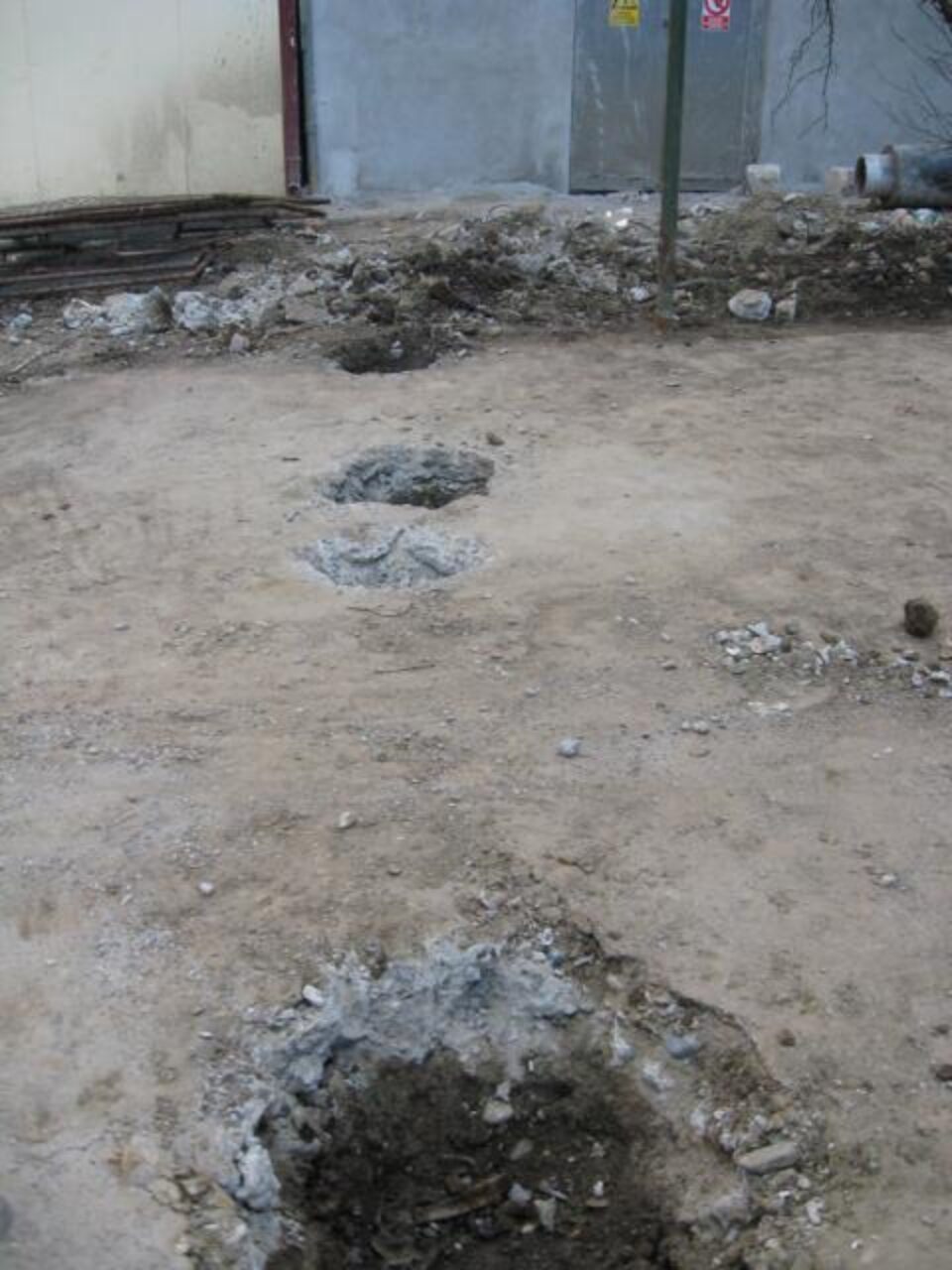 Țarcul de gunoi ai cărui stâlpi de fier au fost smulși