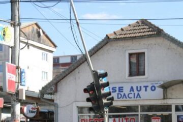 Neatenție: Semafor smuls de un TIR prea înalt
