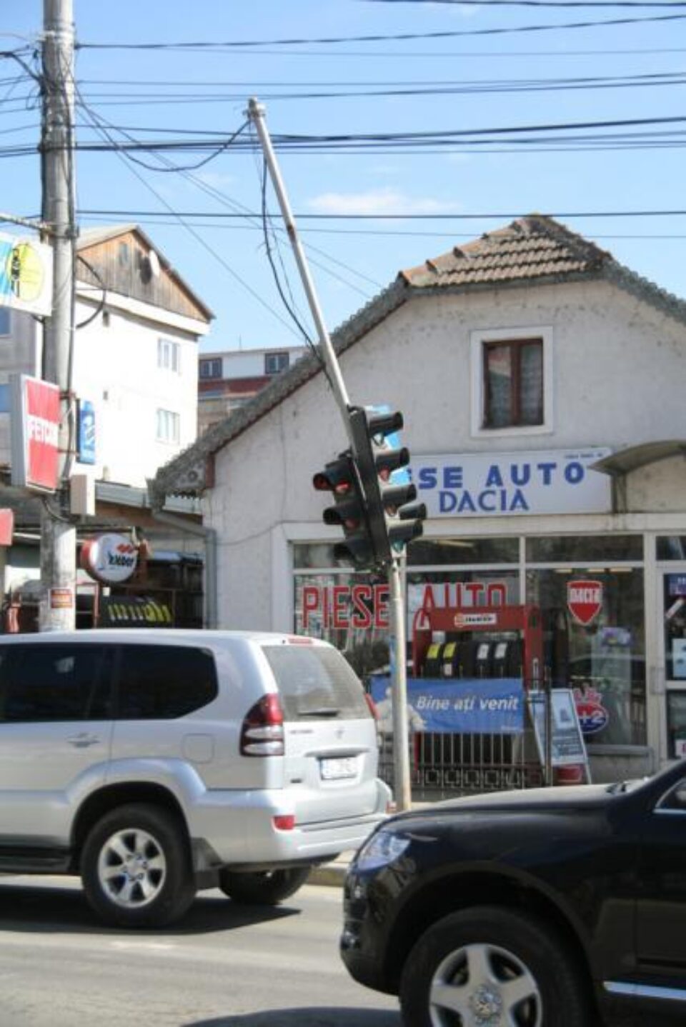 Neatenție: Semafor smuls de un TIR prea înalt