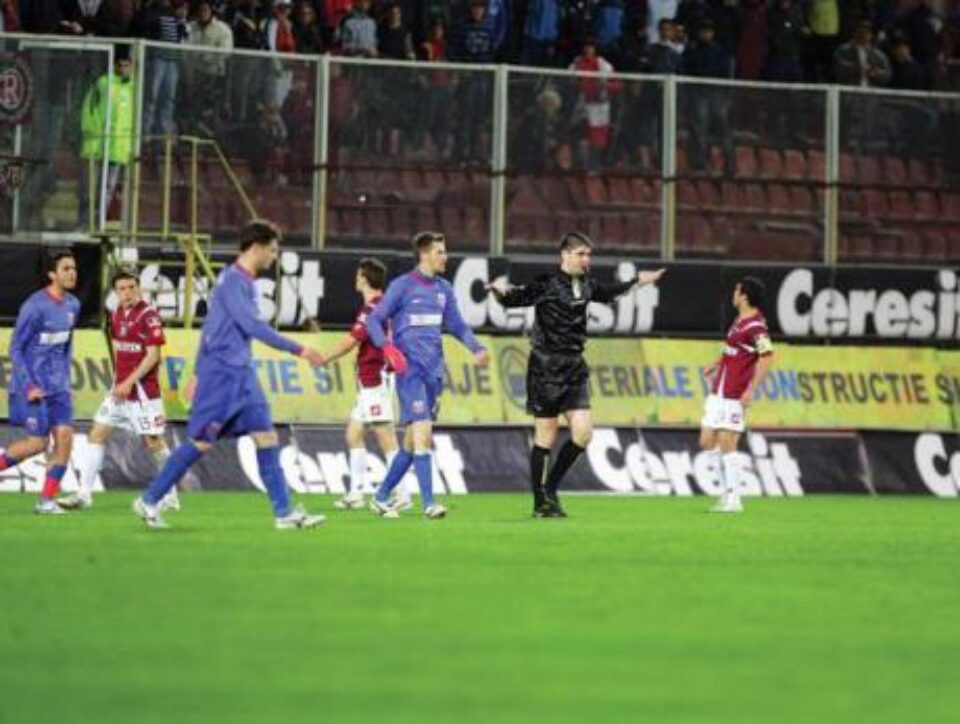 Momentul în care arbitrul Deaconu pune capăt meciului